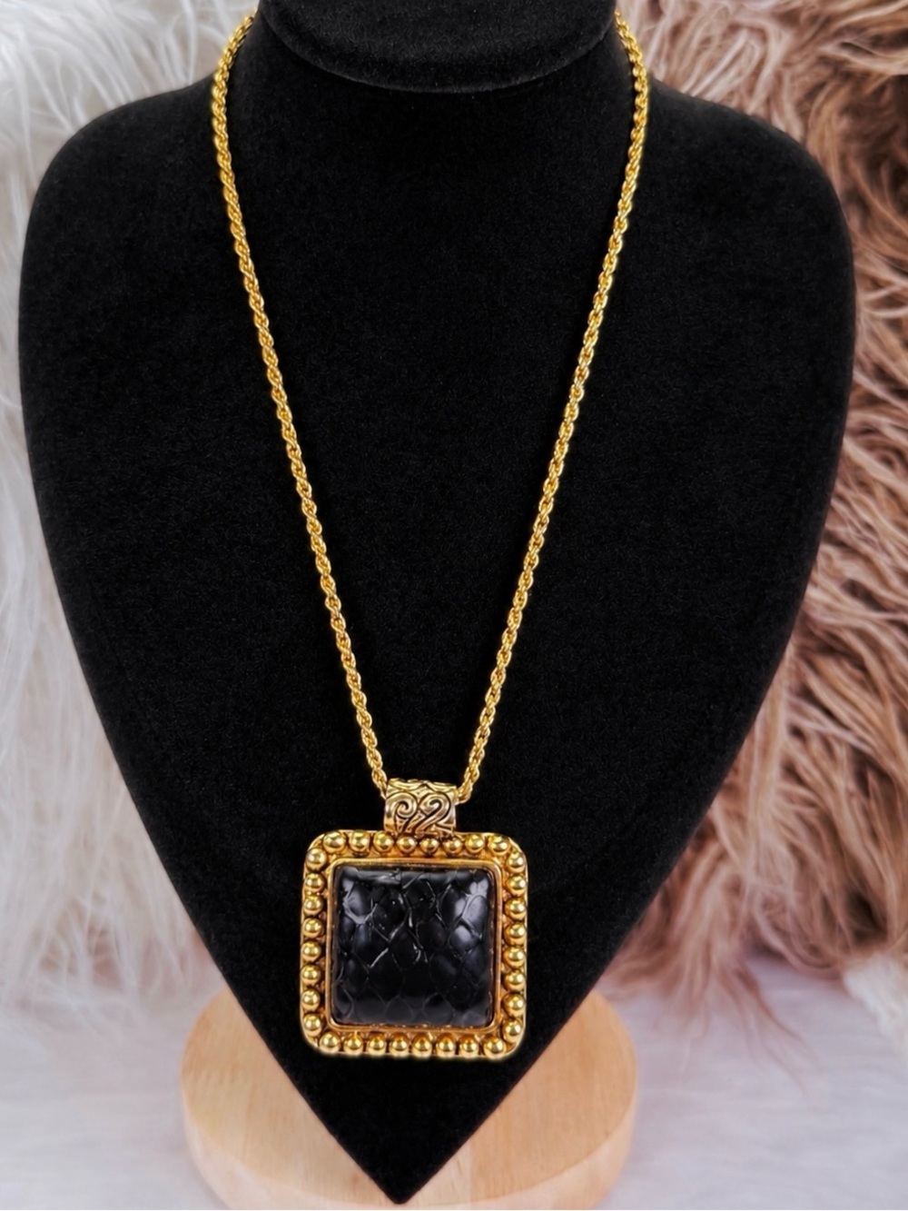 Gorgeous, vintage, goldtone rope chain black chunky large black pendant necklace